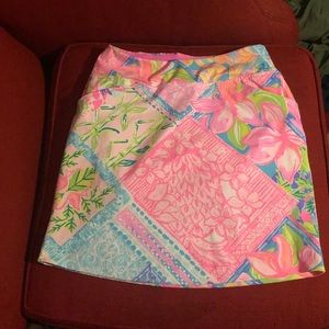 This is a Lilly Pullitzer Golf skort that is printed in size 00.